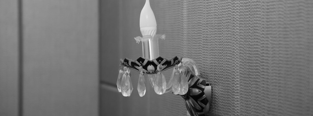 Photo Hollywood regency powder room lighting