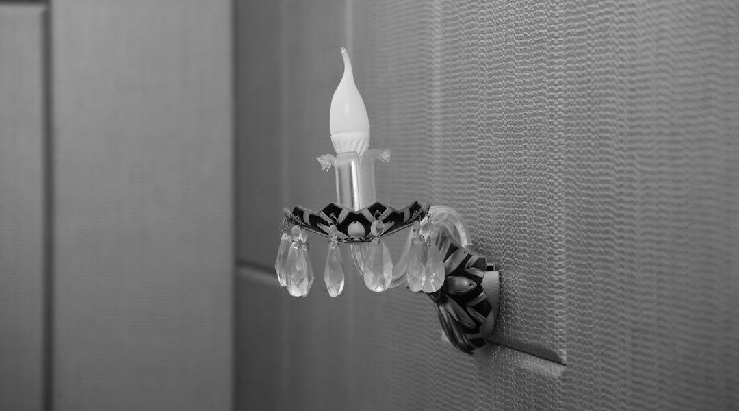Photo Hollywood regency powder room lighting