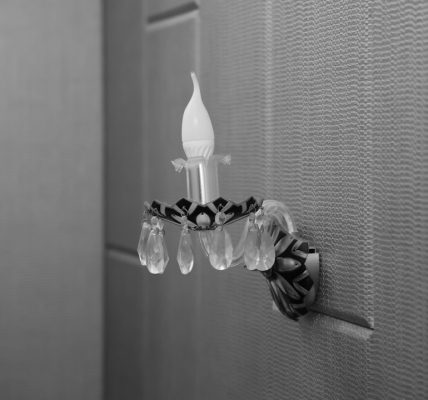 Photo Hollywood regency powder room lighting