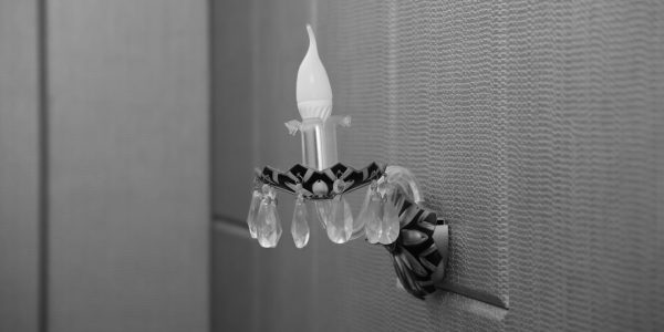 Photo Hollywood regency powder room lighting