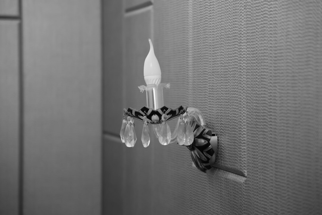 Photo Hollywood regency powder room lighting